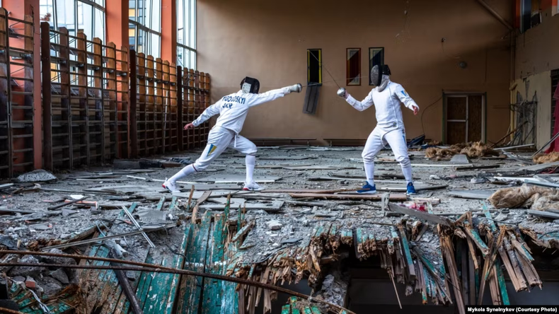 Club Unifecht, Járkov. Los esgrimistas organizaron un entrenamiento en un gimnasio bombardeado. 