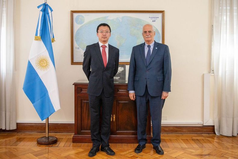 El ministro de defensa de Argentina Jorge Taiana y el titular de CATIC (China National Aero-Technology Import & Export Corporation) El ministro de defensa de Argentina Jorge Taiana y el titular de CATIC (China National Aero-Technology Import & Export Corporation)