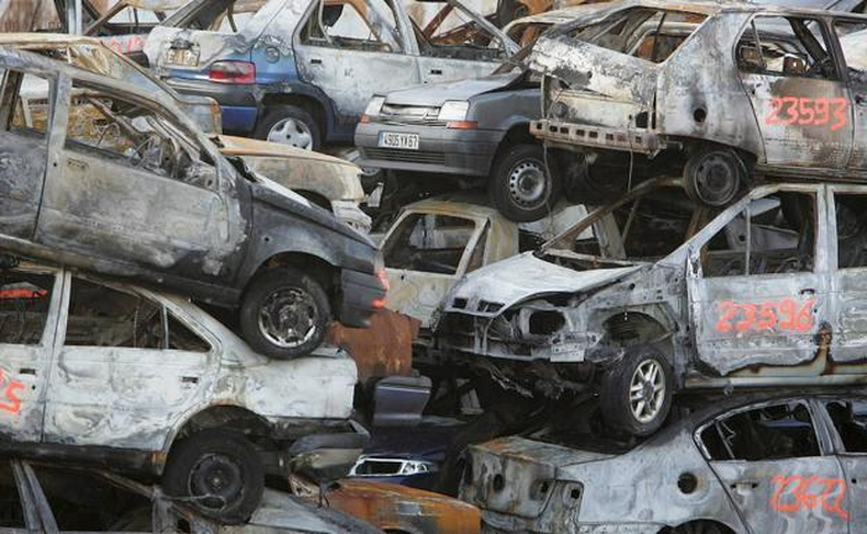 El resultado final del accionar de los quemacoches parisinos. 