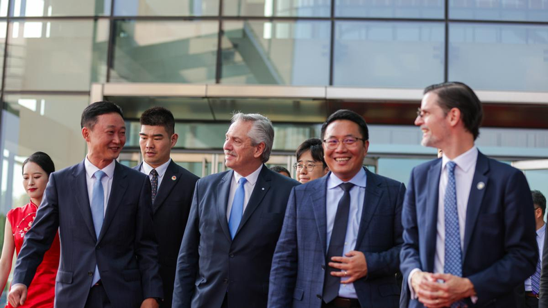 Alberto Fernández, de recorrida con empresarios.