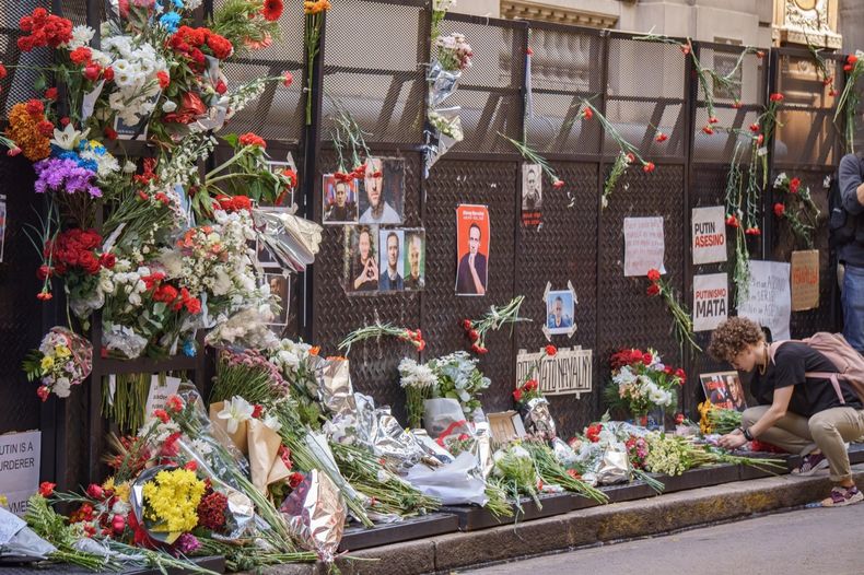 La imagen de Navalny frente a la embajada de Rusia