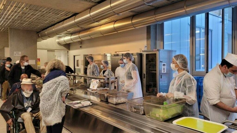 El refugio Miga de Pan recibe a decenas de personas a diario en Francia.