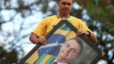 la derecha avanza en brasil: bolsonaro gano y lula se juega todo en el balotaje